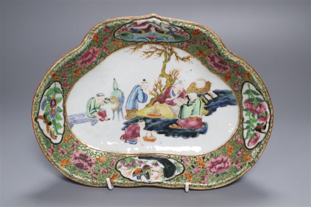 An early 19th century Cantonese supper dish, painted with sages, 27cm